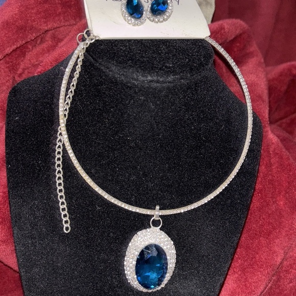 Elegant Silver and Blue Jewelry Set - Picture 5 of 12